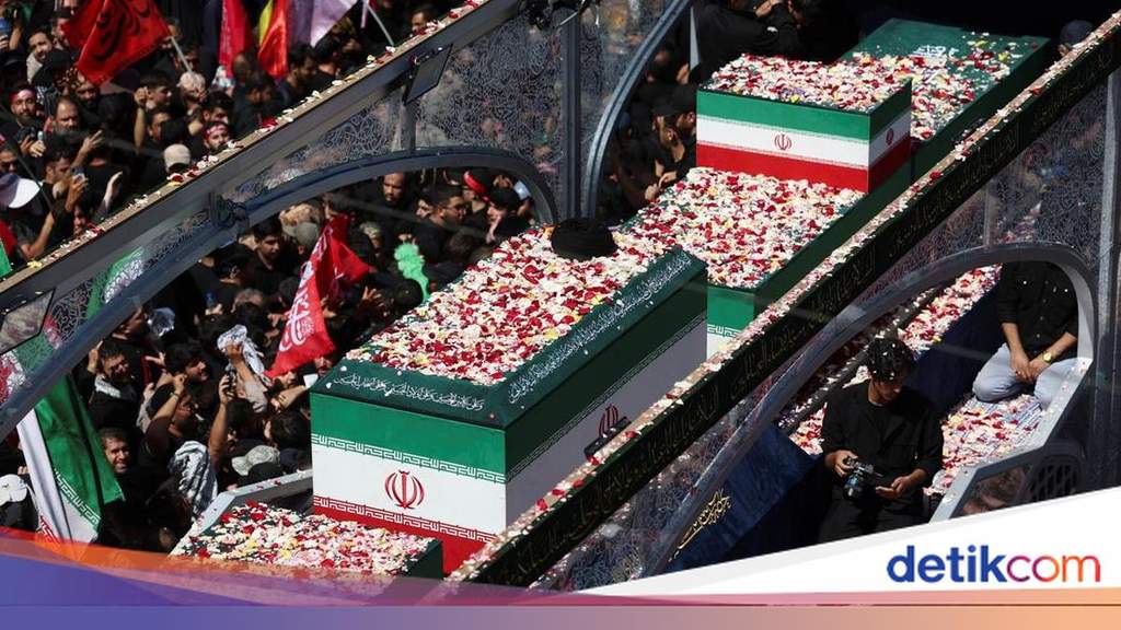 Trump Calls Mourners' Tears Fake at Khamenei Funeral