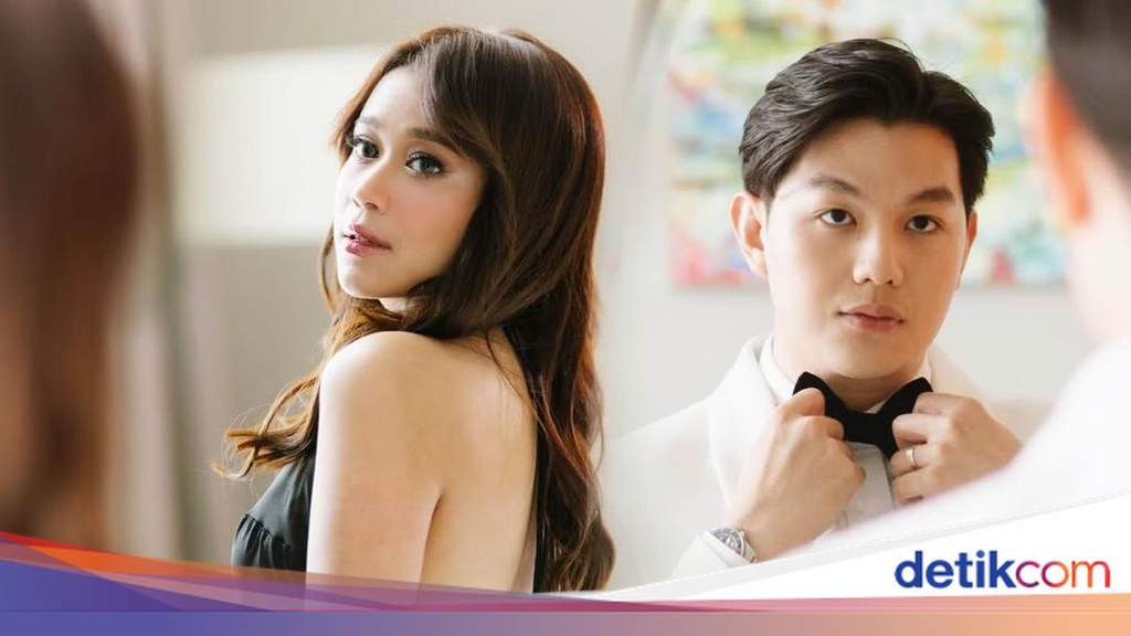 Indonesian singer Brisia Jodie smiling alongside her husband Jonathan Alden