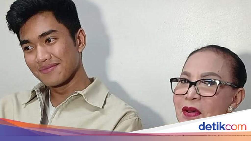 Senior Indonesian comedian Mpok Atiek smiling warmly during an interview