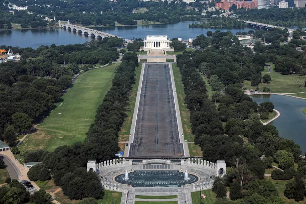 Drained Reflecting Pool Reveals Faded Lining in Washington