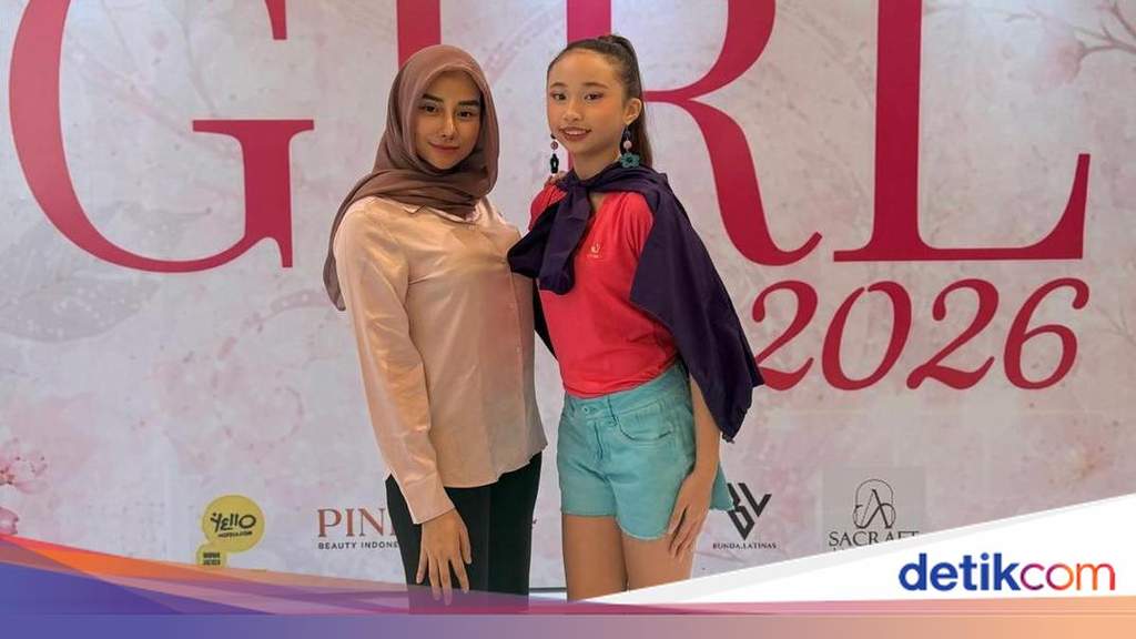 Actress Bella Luna proudly supports her daughter's modeling career.