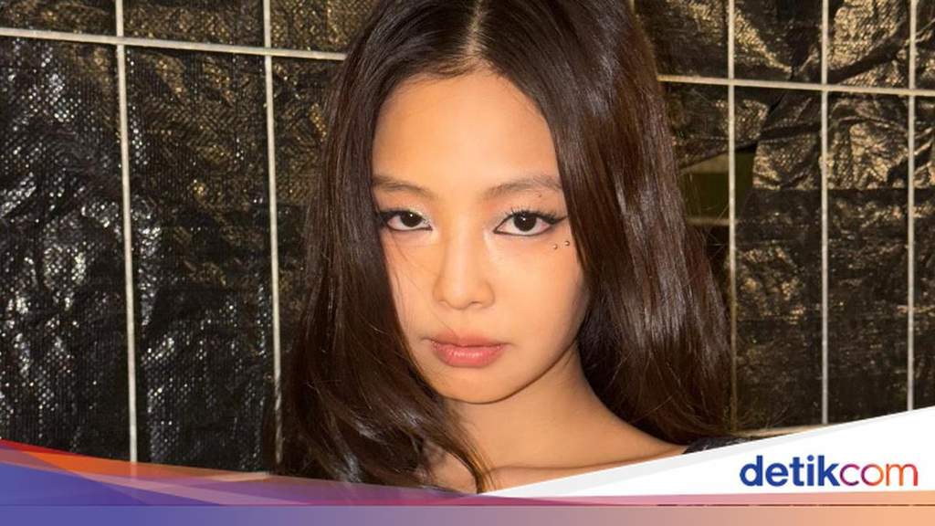 Jennie BLACKPINK Stuns in Lingerie Crop Top in Denmark