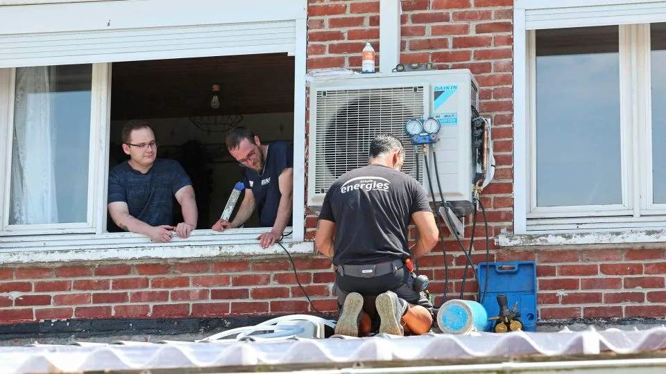Heatwaves Trigger Bitter Political Battle Over Air Conditioning in France