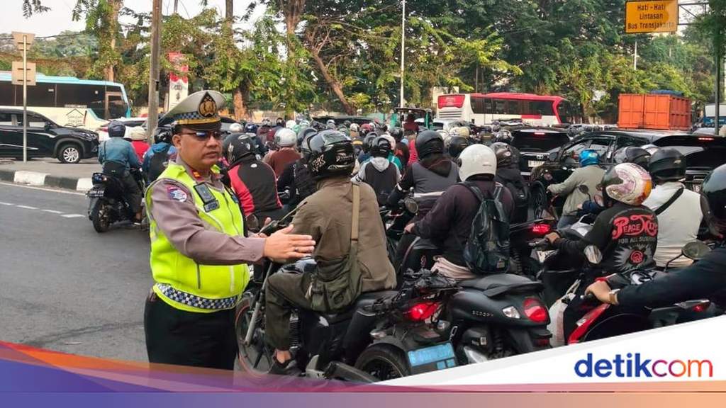 Jakarta Traffic Gridlock Hits Cawang on First Day of School