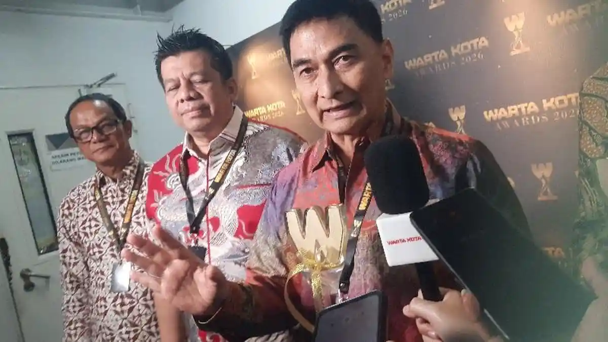 Banten Deputy Governor Achmad Dimyati Natakusumah receiving an award on stage.