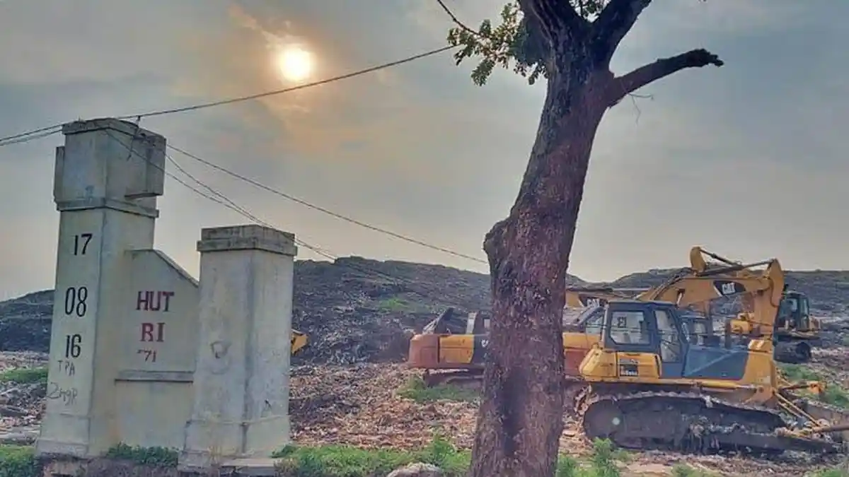 Tangerang Landfill Fire Subsides as Firefighters Tackle Deep Embers