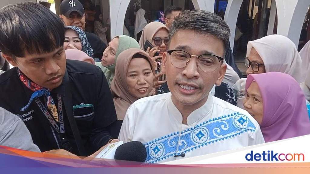 Indonesian presenter Ruben Onsu looks visibly exhausted during a public appearance.