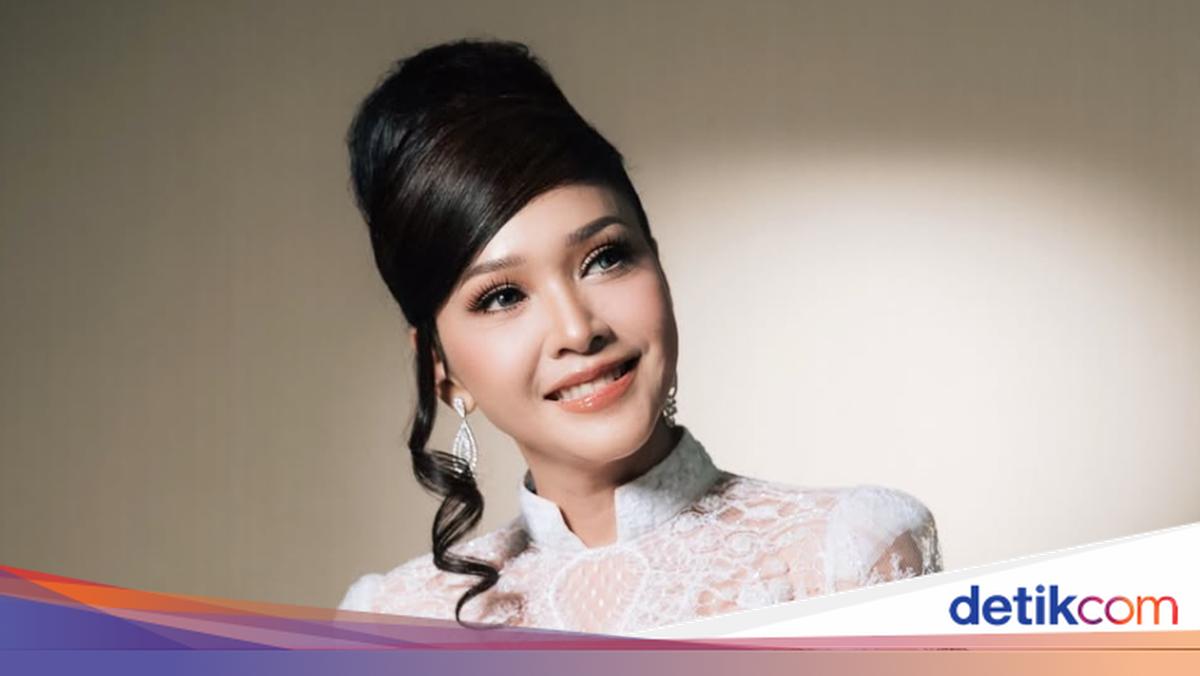 Indonesian celebrity Maia Estianty posing gracefully at a formal event.