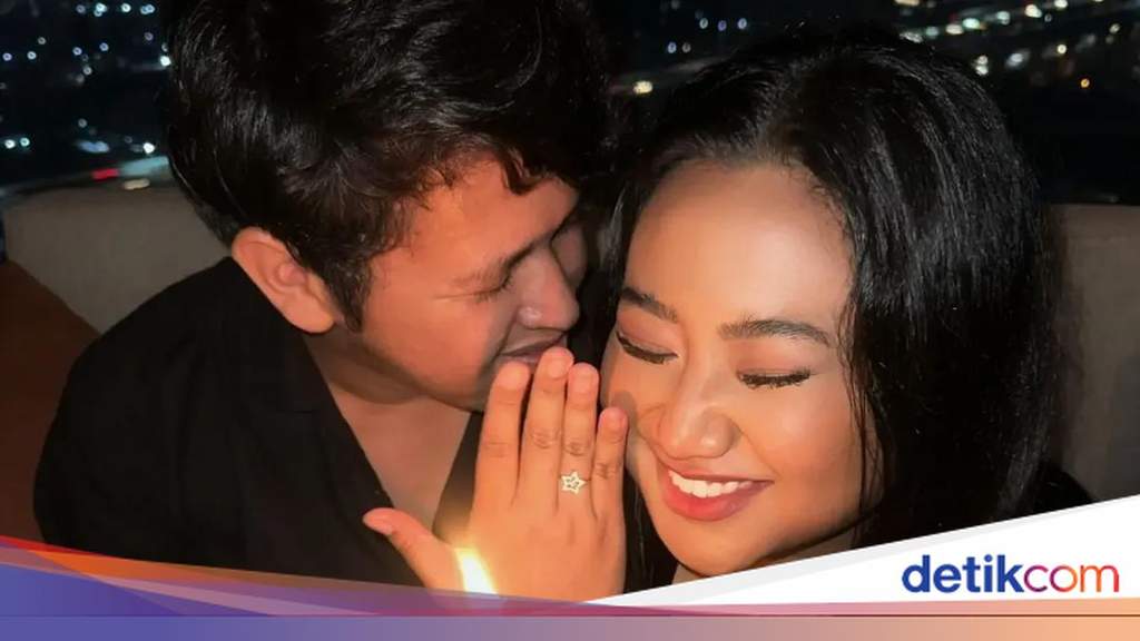 Maria Simorangkir showing her engagement ring with Michael Panjaitan