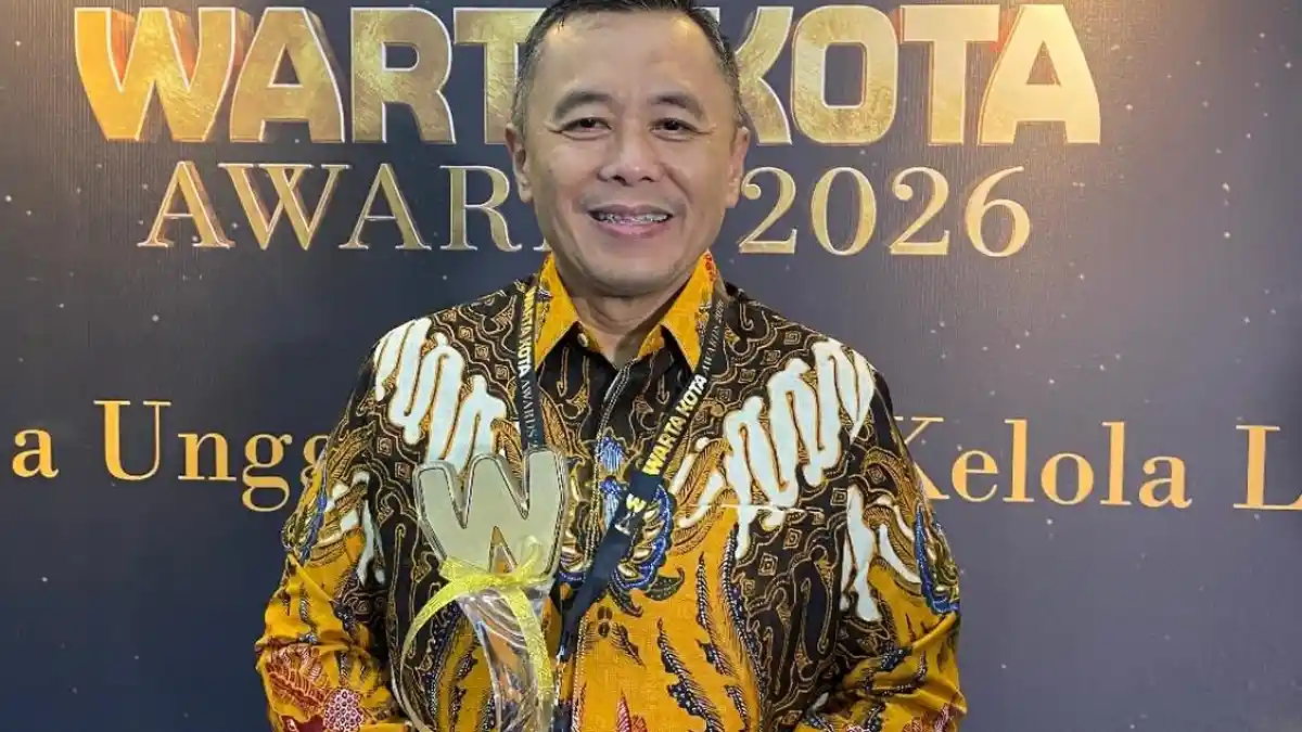 Jakarta official Sigit Wijatmoko accepting the 2026 Warta Kota Award at Kompas Tower.
