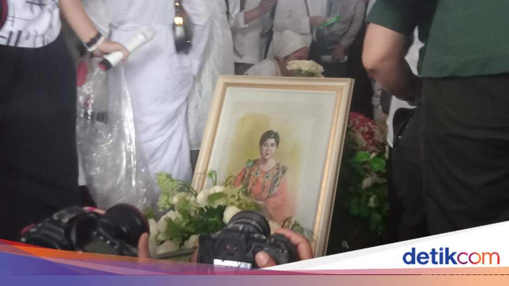 Indonesian singer Hetty Koes Endang pays her final respects.