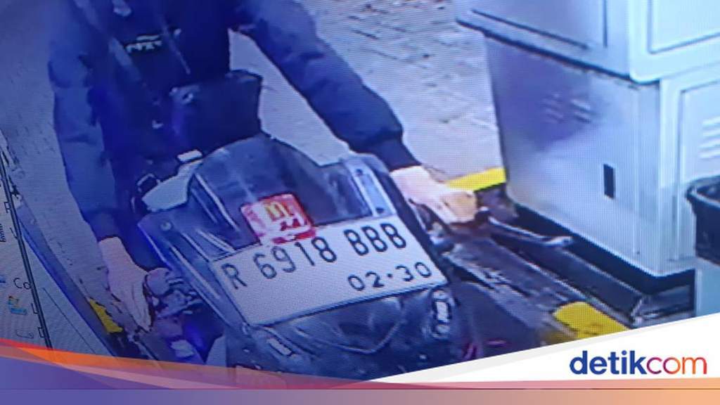 A Yamaha R15 motorcycle recovered by Teluknaga police after a novel theft incident in Tangerang.