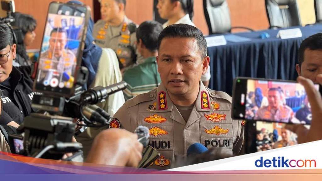 Cyber scams using faked Google Meet video calls impersonating Indonesian police officers.