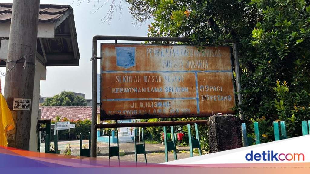 Jakarta Primary School Left Abandoned Two Years After Collapse