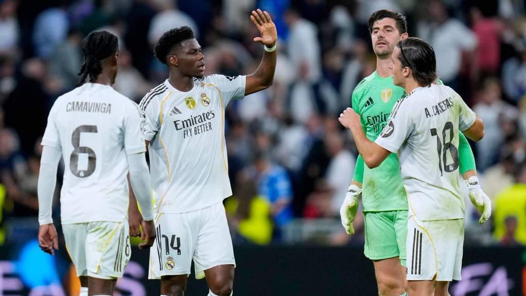 Alvaro Carreras in action for Real Madrid during a Spanish league match.