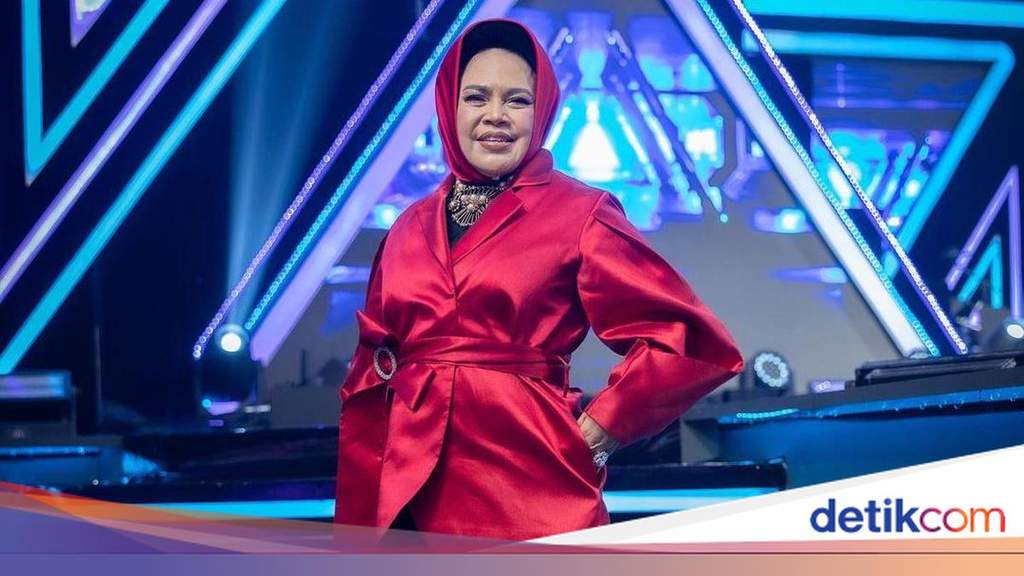 Hetty Koes Endang showcasing her vocal care routine