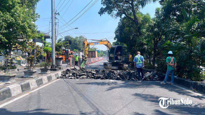 Traffic detours and road closure signs during the Simpang Panggung reconstruction in Solo.