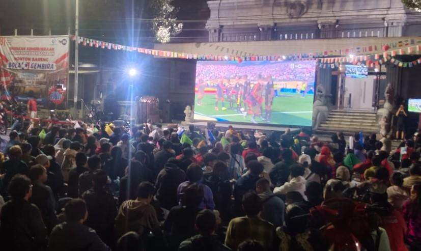 Solo Residents Gather at National Press Monument for World Cup Screening