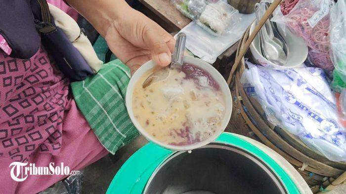 Traditional Javanese dawet drink served to visitors at the Semanggi Festival in Solo.