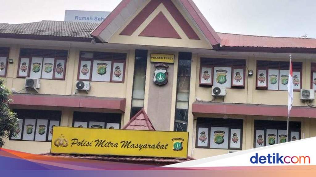 Police officer reuniting runaway boy with mother in Tebet South Jakarta