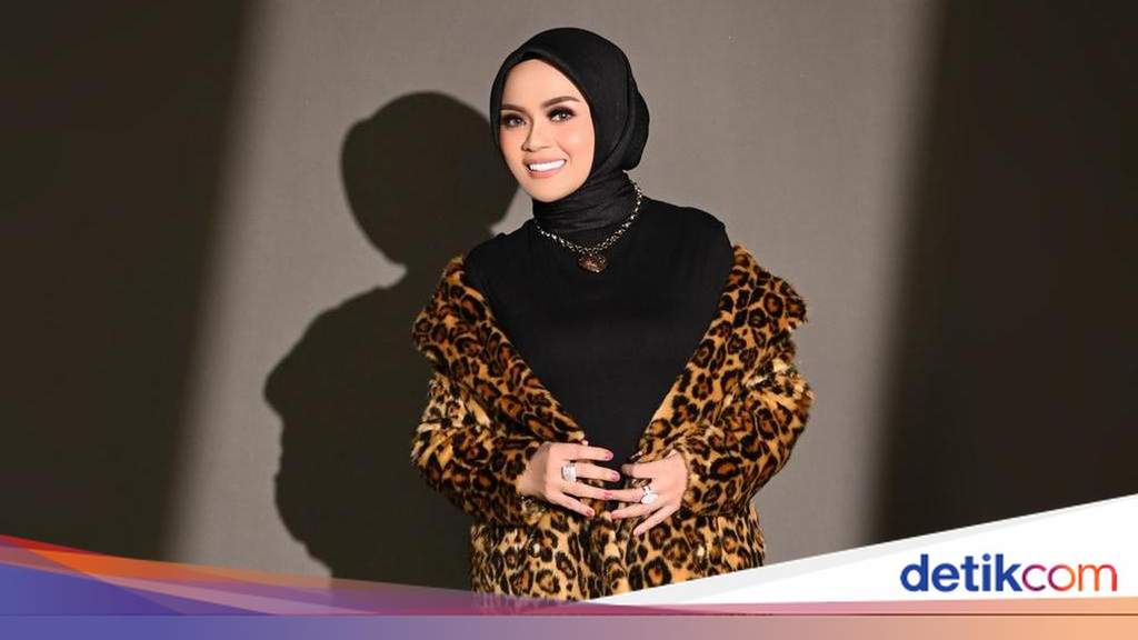 Music producer Neng Dessy during a media interview session.