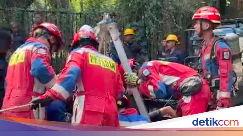 Rescue workers at the site of a fatal culvert accident in East Jakarta
