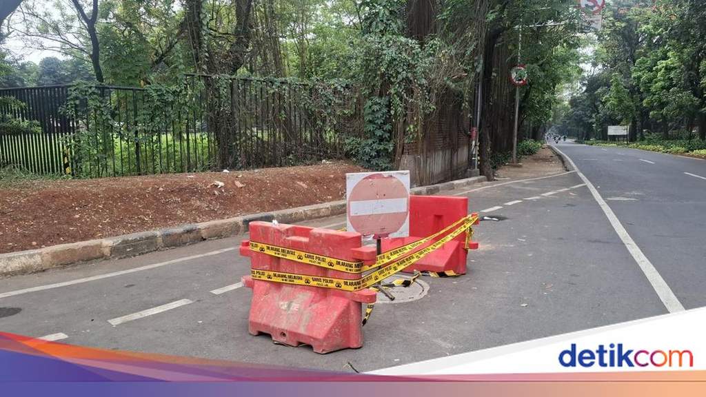 Emergency responders at the East Jakarta sewer incident site where three workers died.