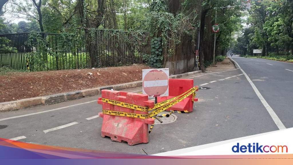 Emergency rescue teams gather near the sewer site in Cipayung East Jakarta where three workers died