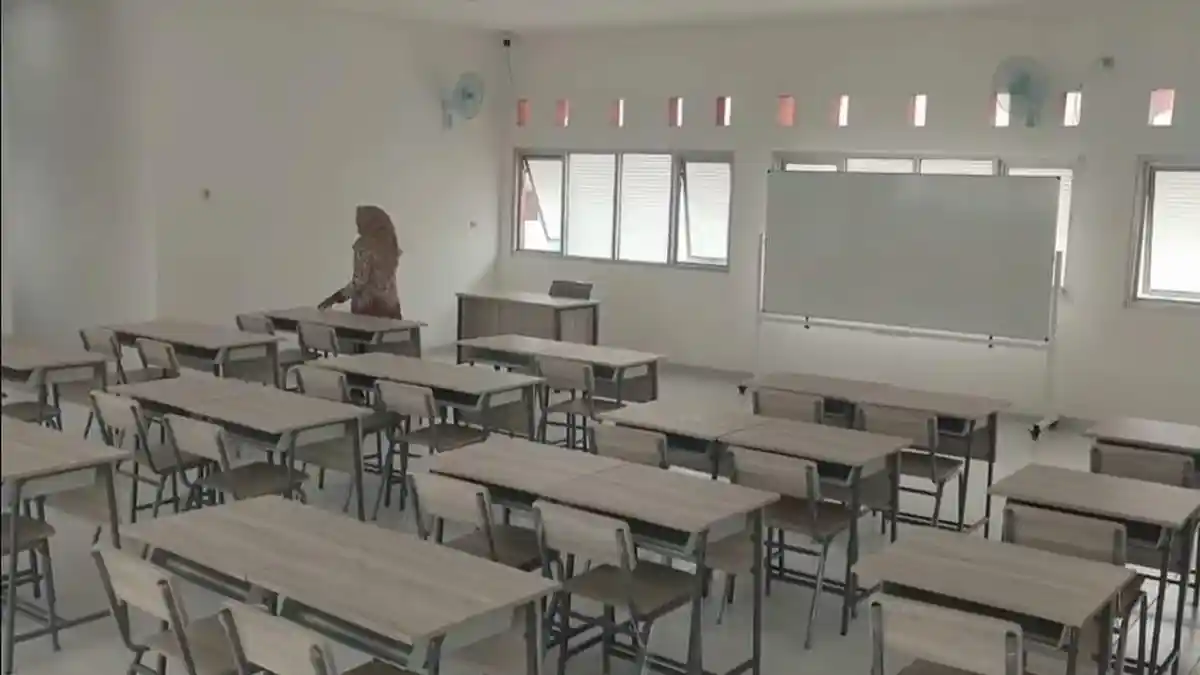 Governor Pramono Anung and Social Affairs Minister inspecting a school
